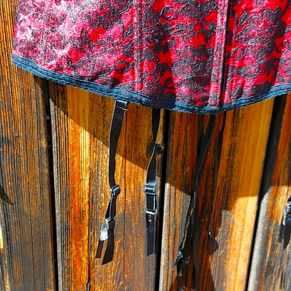 Quality Red and Black lace corset - Picture 5 of 15
